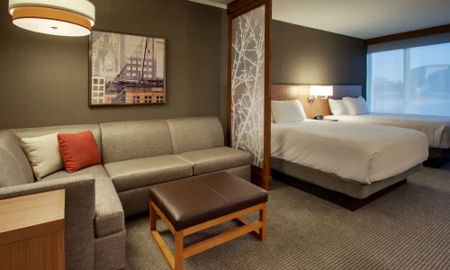 Hyatt-Place-Milwaukee-Downtown-P032-Queen-Queen-Cozy-Corner.16x9