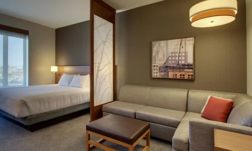 Hyatt-Place-Milwaukee-Downtown-P037-High-Floor-King-Cozy-Corner.16x9