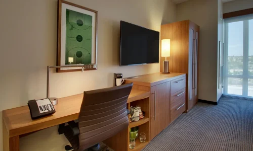 Hyatt-Place-Milwaukee-Downtown-P041-Desk.16x9