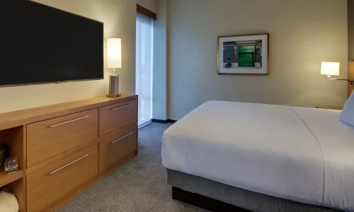 Hyatt-Place-Milwaukee-Downtown-P042-One-Bedroom-King-Suite-Bedroom.16x9