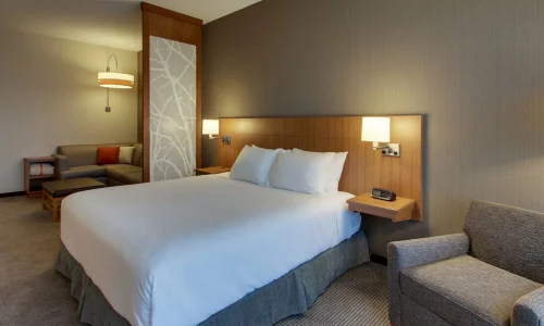 Hyatt-Place-Milwaukee-Downtown-P048-Accessible-King-Guestroom.16x9