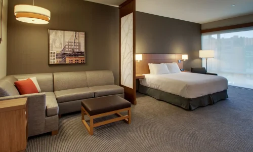 Hyatt-Place-Milwaukee-Downtown-P049-Accessible-King-Cozy-Corner.16x9
