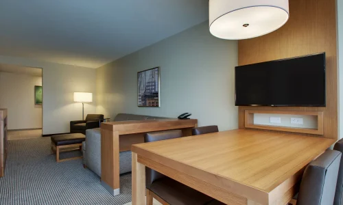 Hyatt-Place-Milwaukee-Downtown-P051-Accessible-King-Suite-Dining-Area.16x9