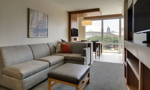 Hyatt-Place-Milwaukee-Downtown-P052-Accessible-King-Suite-Living-Room.16x9